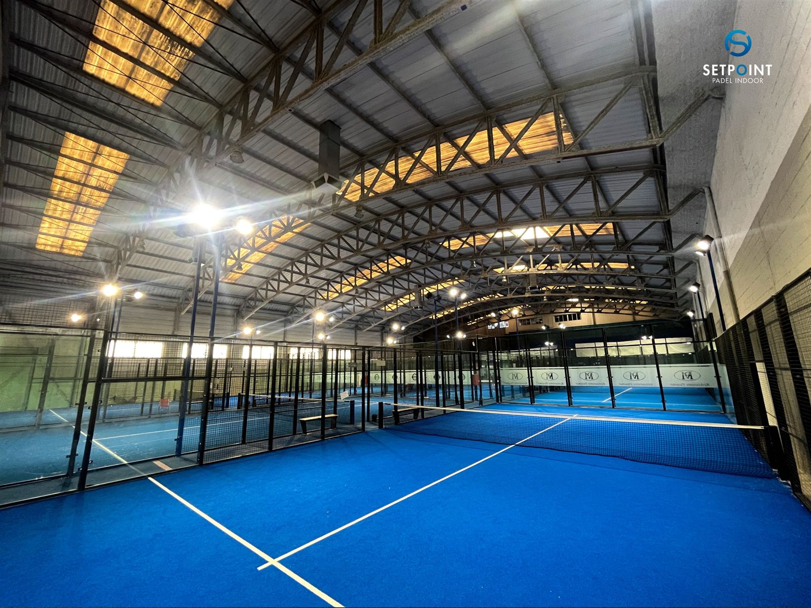 Canchas de pádel techadas de la sede P5