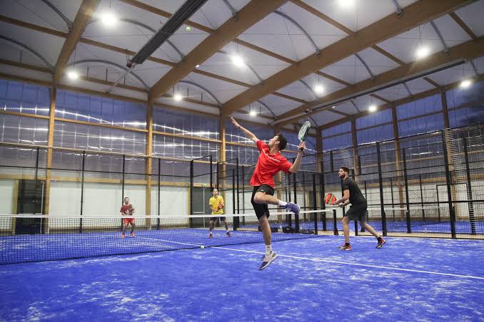 Partido de pádel en cancha techada